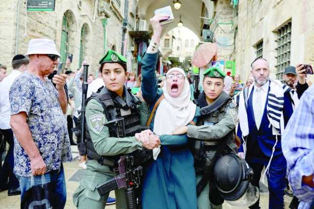 عشرات المستوطنين يقتحمون باحات المسجد الأقصى تحت حماية إسرائيلية