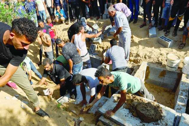 في غزة.. الأموات يملأون المقابر والأحياء يفرون من البيوت