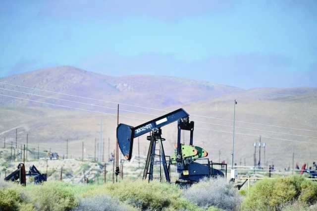 النفط يتذبذب قبل إعلان بيانات أمريكية وصينية