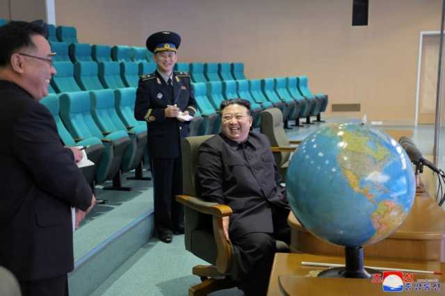 الزعيم الكوري الشمالي يطلع على صور لقاعدة بيرل هاربر الأمريكية
