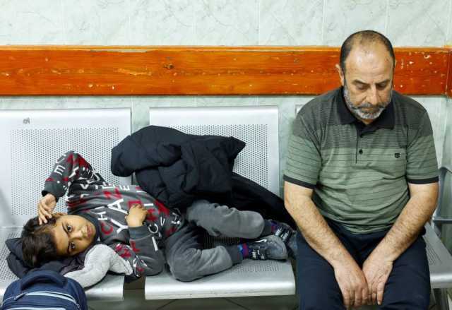 طفل من غزة افترق عن أسرته يخشى ألا يراها ثانية
