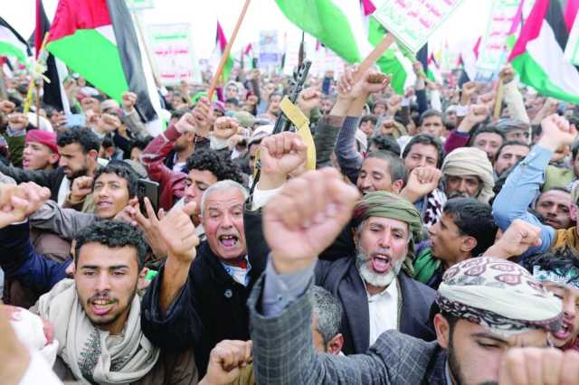 اليمن: عشرات الآلاف يطالبون باستمرار استهداف السفن المتجهه لإسرائيل