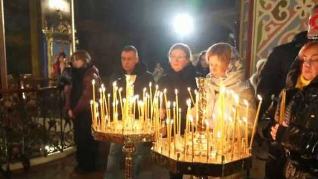 عيد الميلاد في أوكرانيا.. فرحة مغطاة بحزن الحرب وآثارها المدمرة (فيديو)