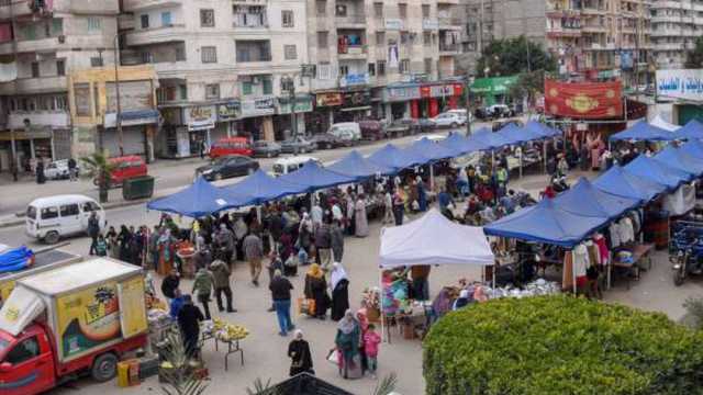 سلع غذائية بأسعار مخفضة.. تفاصيل سوق اليوم الواحد بحي العجمي بالإسكندرية (صور)