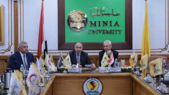 محافظ المنيا يدعو لتعزيز التعاون في دفع عجلة التنمية خلال مجلس الجامعة