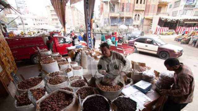 «تمر وقراصيا وزبيب».. ياميش رمضان يُزيِّن أسواق أسيوط