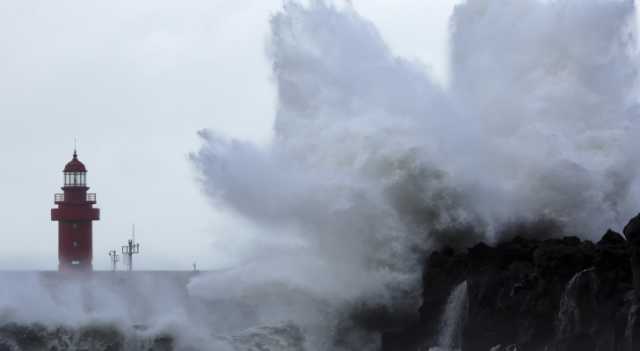 إعصار يُعلق الرحلات الجوية والبحرية في كوريا الجنوبية