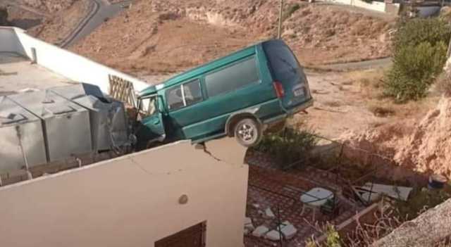 حادث غريب من نوعه.. مركبة تستقر فوق سطح منزل في الكرك