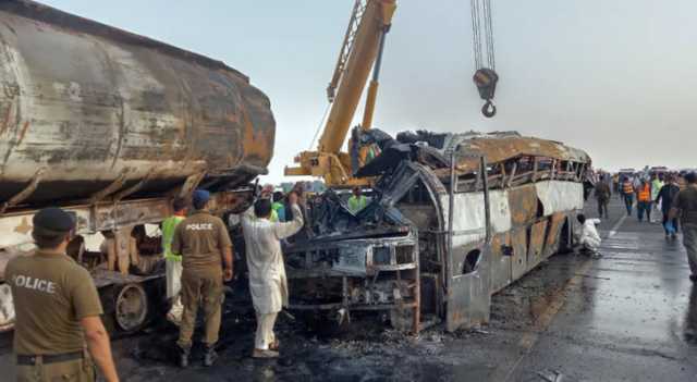 وفاة 18 حرقا بتصادم حافلة بشاحنة تحمل بنزين في باكستان