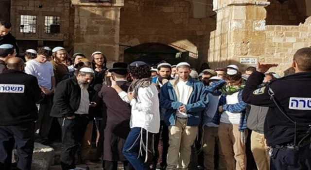مئات المستوطنين يقتحمون مقامات إسلامية في نابلس بحماية الاحتلال