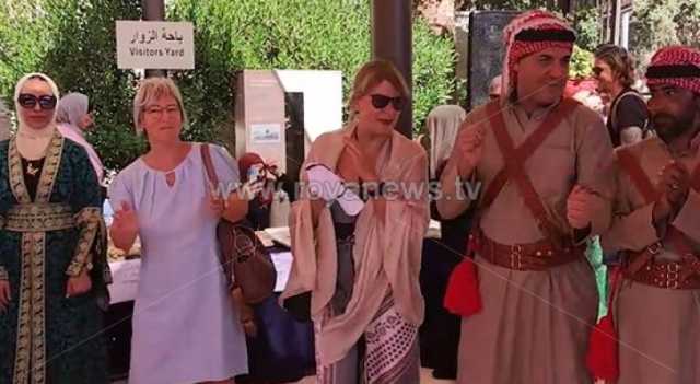 بالفيديو.. سياح يرقصون على أنغام الأهازيج الأردنية في مأديا