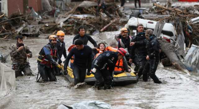 شاهد.. فيضانات عارمة تجتاح شوارع اسطنبول