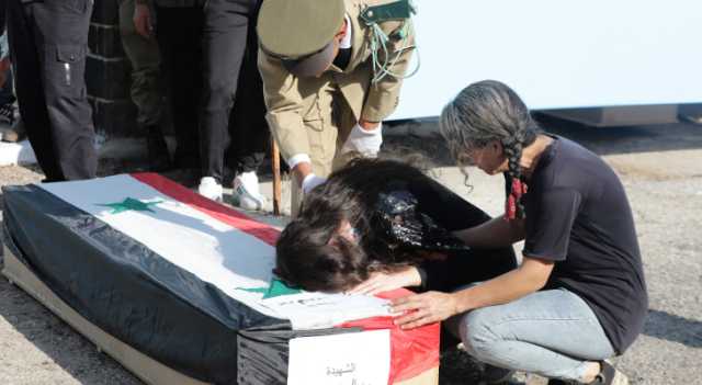 بالصور.. سوريون يشيعون ضحايا الهجوم في حمص وسط حالة حزن شديدة