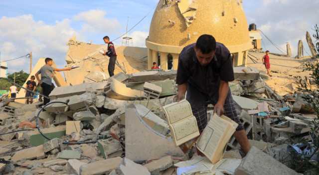 الاحتلال يستهدف مسجدين ويدمر مقر إذاعة القرآن الكريم في غزة - صور