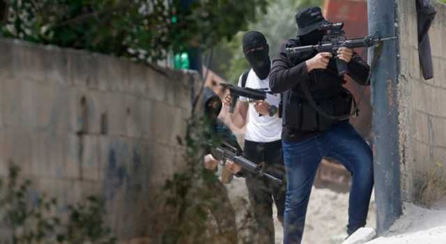 مراسل رؤيا: اشتباكات مسلحة عنيفة مع جنود الاحتلال في شوارع بيت أمر بالخليل