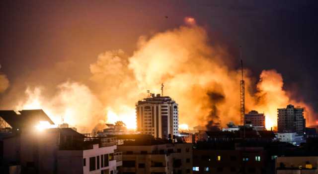 استهداف مبنى يضم مكتب قناة رؤيا في قطاع غزة