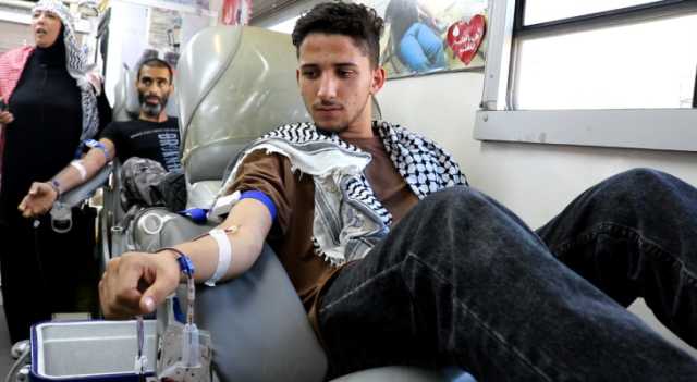 أردنيون يهبون للتبرع بالدم لأبناء قطاع غزة 