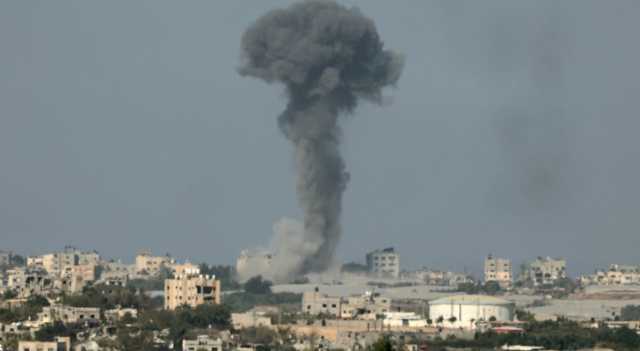 انتشال 12 شهيدا في قصف الاحتلال منزلا في مخيم النصيرات بغزة