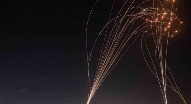 إعلام عبري: إطلاق وابل كبير من الصواريخ من قطاع غزة