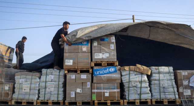 صحيفة عبرية: دخول 12 شاحنة محملة بالمياه والغذاء والدواء إلى غزة الخميس