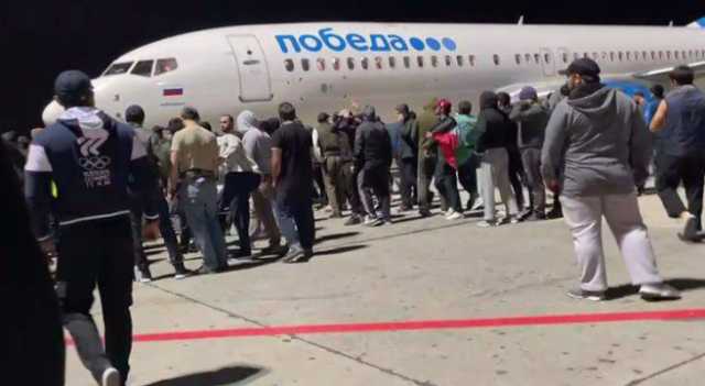 هذا ما حدث لحظة هبوط طائرة على متنها مستوطنين في داغستان