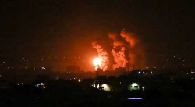 قوات الاحتلال تلقي قنابل مضيئة في سماء قطاع غزة