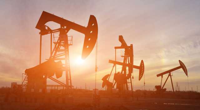 أسعار النفط تتجه لتسجيل مزيد من الخسائر