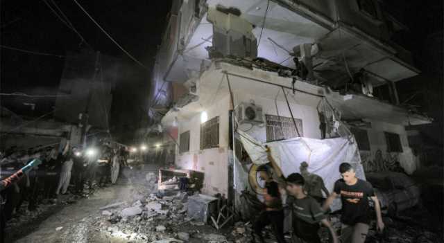 استشهاد فلسطينيين جراء استهداف الاحتلال منزلين في مخيم النصيرات وسط قطاع غزة