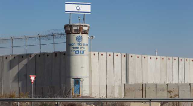وصول الأسرى الفلسطينيين الذين سيفرج عنهم إلى سجن عوفر