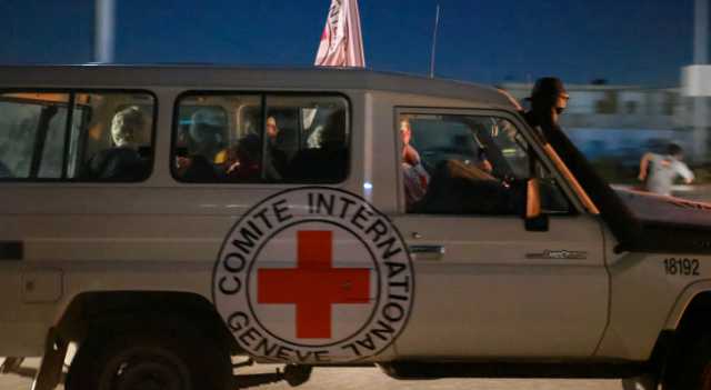 وصول سيارات الصليب الأحمر التي تنقل المحتجزين إلى معبر رفح