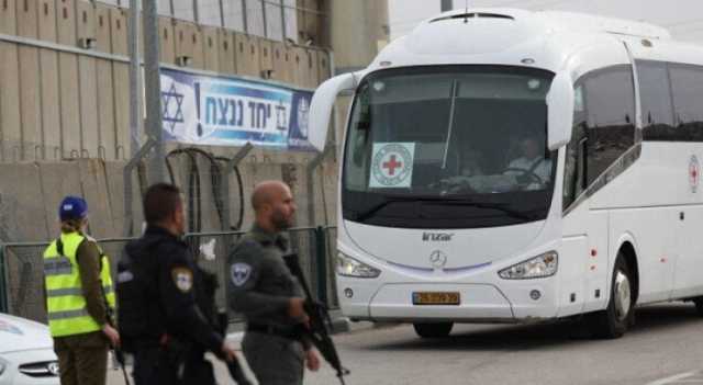 وصول حافلة تابعة للصليب الأحمر الدولي إلى سجن عوفر تمهيدا للافراج عن أسرى فلسطينيين