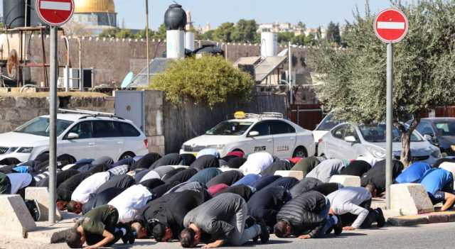 قوات الاحتلال تقمع وتمنع وصول المصلين إلى المسجد الأقصى