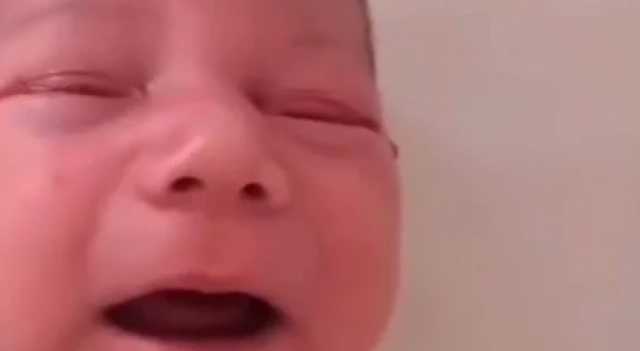 تعرف إلى حقيقة فيديو الرضيع الذي يبكي دما في غزة