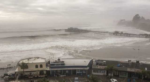 أمواج عاتية تضرب شواطئ في كاليفورنيا