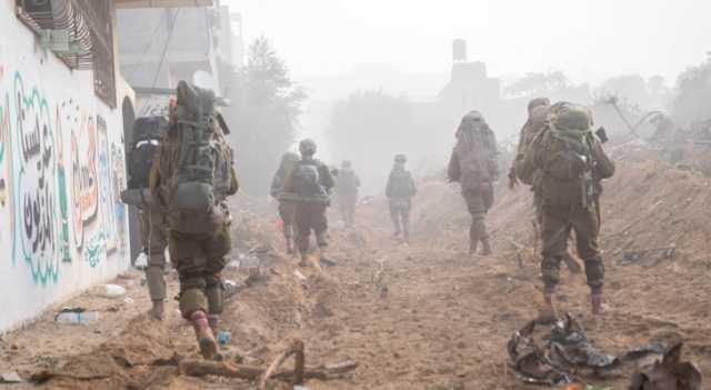 جيش الاحتلال يعترف بمقتل ضابط وجندي خلال معارك شمال ووسط غزة