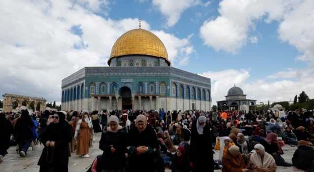 آلاف الفلسطينيين يتجاوزون عراقيل الاحتلال لأداء صلاة العيد في الأقصى 