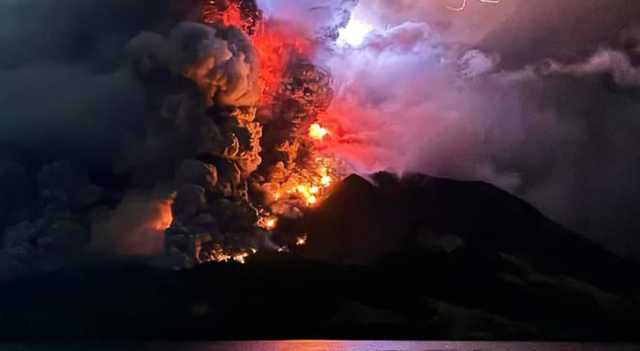 ثوران بركاني في إندونيسيا يطلق أعلى مستوى من الإنذار