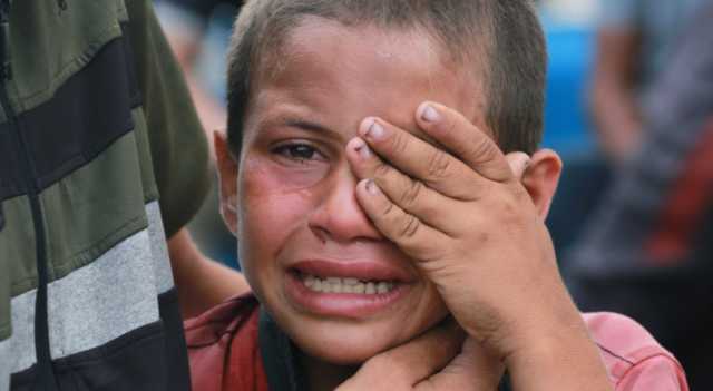 في غزة يتوضأ الأطفال بالدموع.. من أجل صلاة الثأر والتحرير