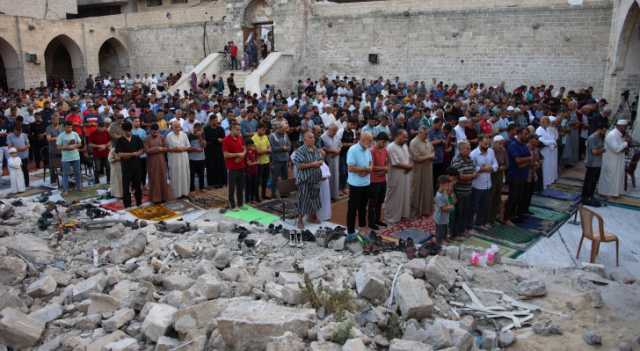 الفاتحة على أرواح الشهداء.. فلسطينيون يؤدون صلاة الأضحى وسط الركام - صور