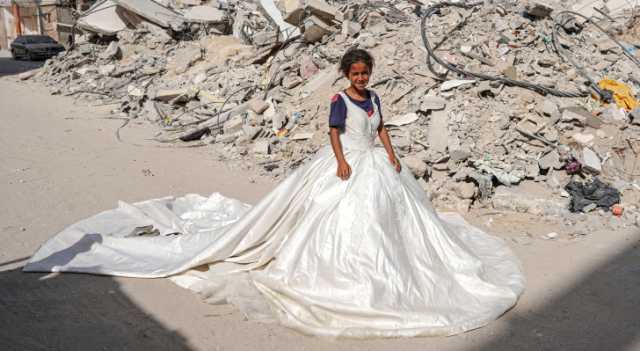 فستان زفاف يحمل أمل طفلة فلسطينية وسط الدمار في خان يونس - صور