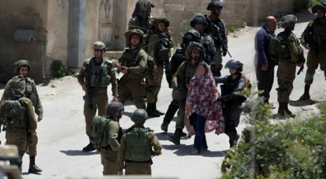 قوات الاحتلال تعتقل 25 فلسطينيا في الضفة الغربية منذ أمس الجمعة