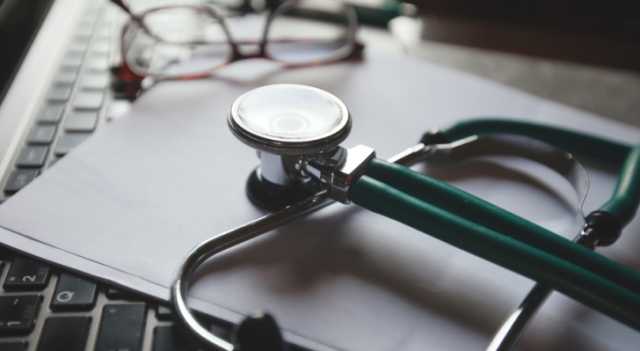 كيف تؤثر لائحة أجور الأطباء على الأردنيين غير المؤمّنين؟