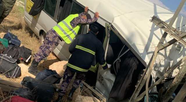 بالصور.. إصابات بحادث تدهور حافلة على الطريق الصحراوي