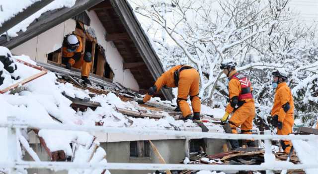 بالصور- ارتفاع حصيلة ضحايا زلزال اليابان مع تعقيد عمليات الإغاثة جراء تراكم الثلوج