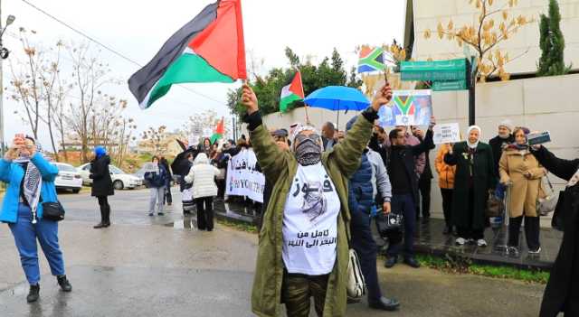 دعما لموقفها.. أردنيون يقفون أمام سفارة جنوب إفريقيا في عمان