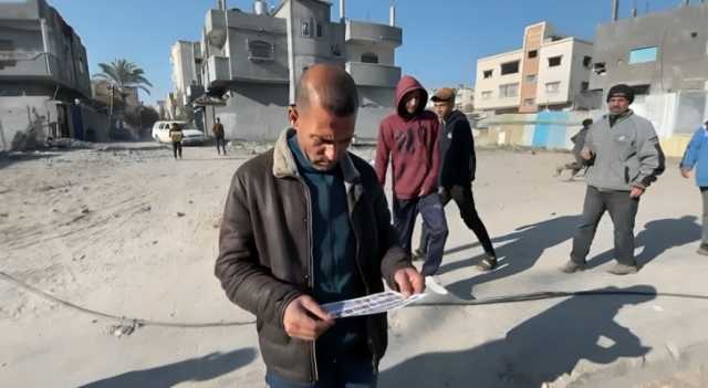 جيش الاحتلال يلقي منشورات لأهل رفح تحمل صوراً لمحتجزيه