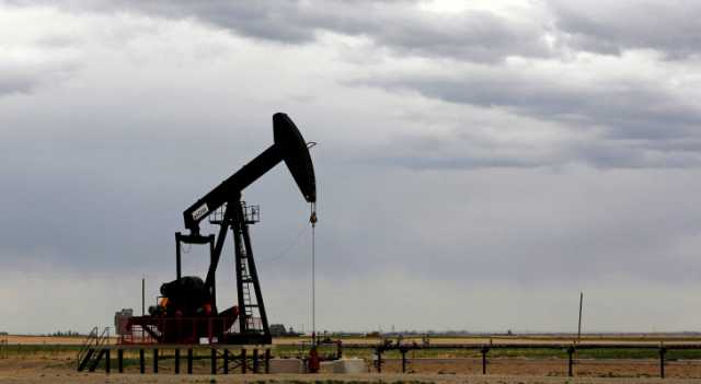 أسعار النفط تتكبد خسائر بفعل الطلب العالمي