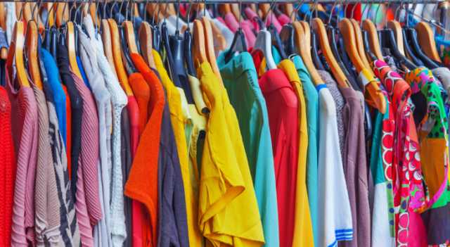 إتلاف المئات من قطع الملابس التي تحمل علامات تجارية مقلدة في الأردن