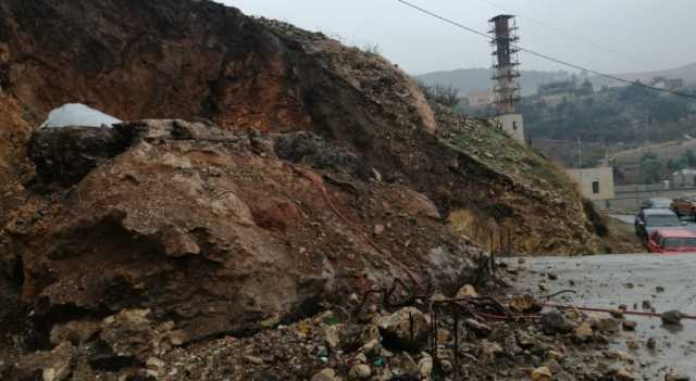 الأمن العام: التعامل مع انهيار صخري على الشارع العام بمنطقة كفرنجة في عجلون - تفاصيل