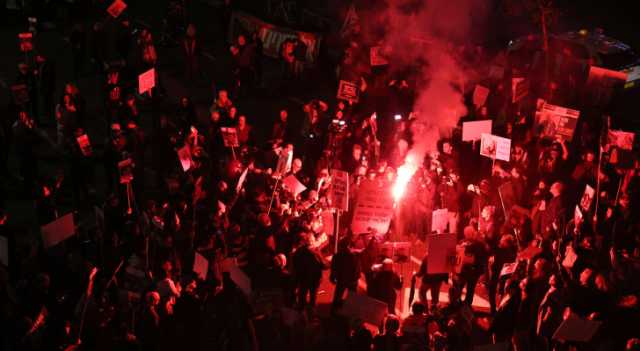 آلاف المتظاهرين في تل أبيب يغلقون الشوارع لمطالبة نتنياهو بإبرام صفقة مع حماس